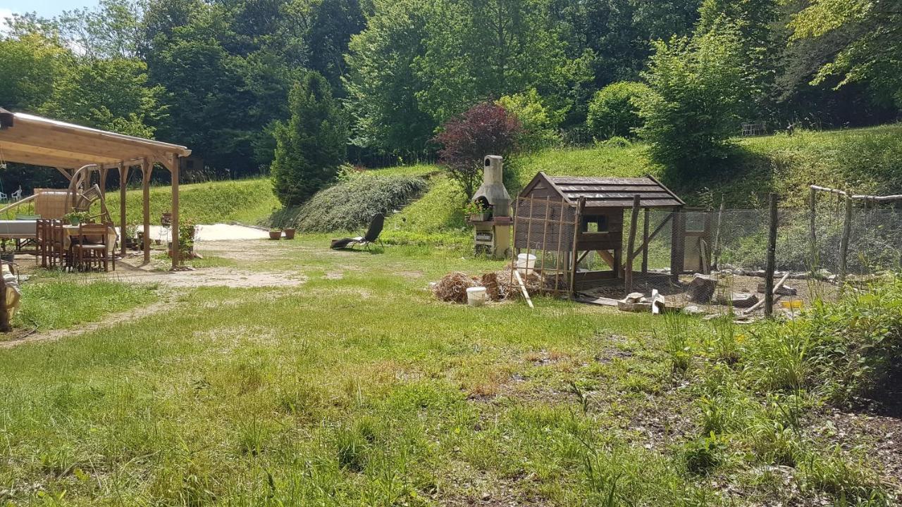 Lovely 2-Bed Shepherds Hut In A Forest Sougeres-en-Puisaye Exterior photo